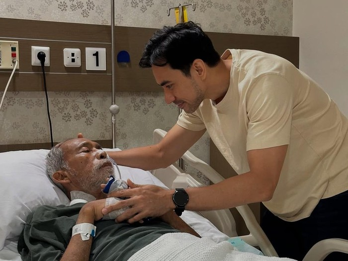 Kabar Duka, Ayahanda Darius Sinathrya Meninggal Dunia
